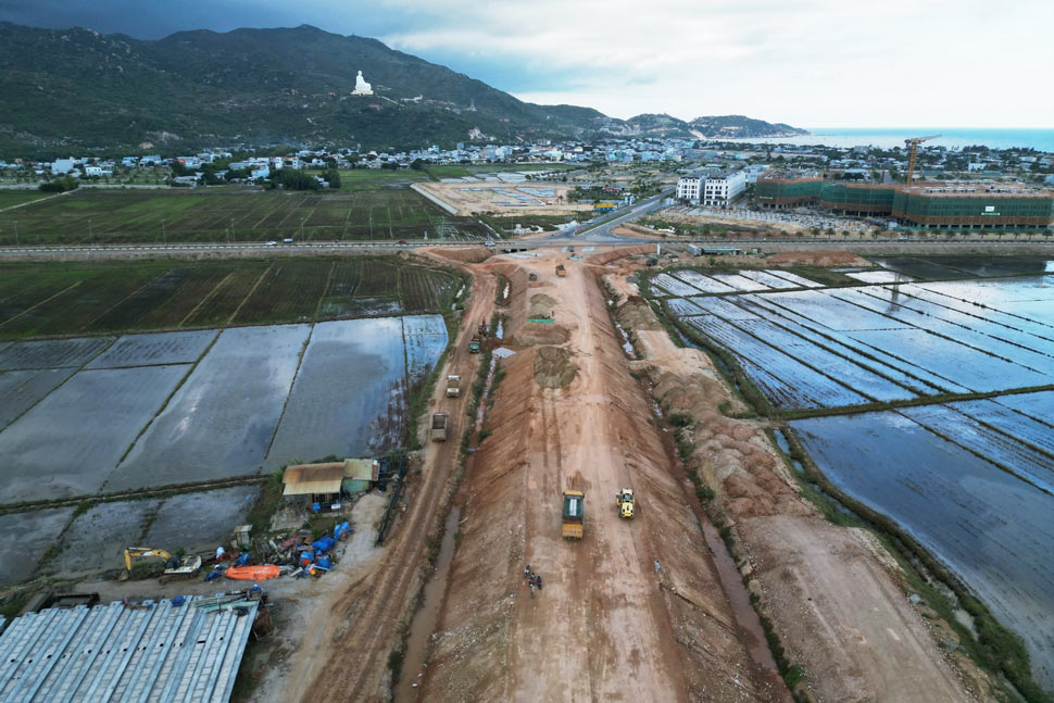 The Binh Dinh Provincial Traffic Project Management Board is implementing a plan to respond to natural disasters, ensuring that the Binh Dinh coastal road project, Cat Tien - Diem Van section, can safely overcome floods during the 2024 storm season. Photo: Thanh Thanh