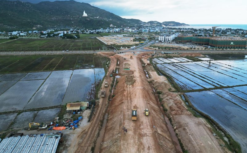 The Binh Dinh Provincial Traffic Project Management Board is implementing a plan to respond to natural disasters, ensuring that the Binh Dinh coastal road project, Cat Tien - Diem Van section, can safely overcome floods during the 2024 storm season. Photo: Thanh Thanh