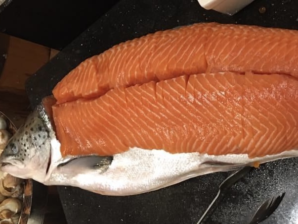 People with hypoglycemia can eat steamed salmon for dinner. Photo: Kieu Vu