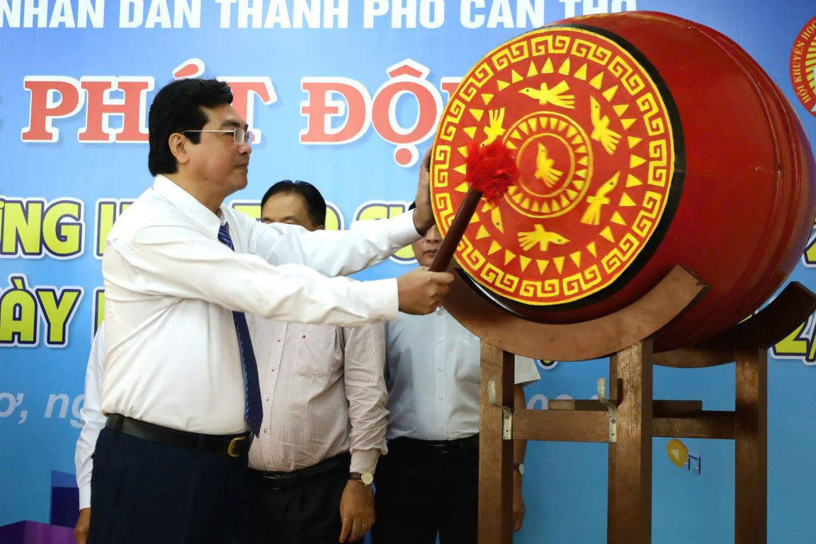 Director of the Department of Education and Training of Can Tho City Tran Thanh Binh beats the drum to spread the message "Week of responding to lifelong learning". Photo: Yen Phuong