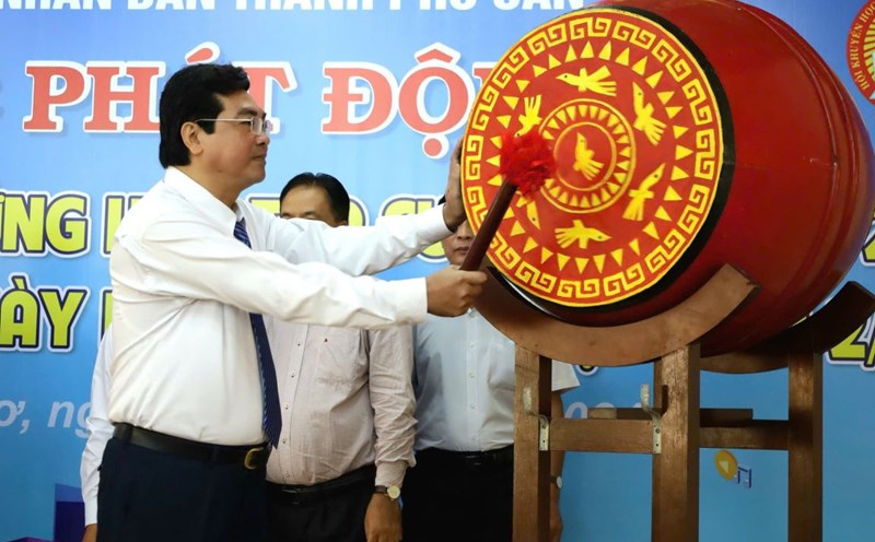 Director of the Department of Education and Training of Can Tho City Tran Thanh Binh beats the drum to spread the message "Week of responding to lifelong learning". Photo: Yen Phuong