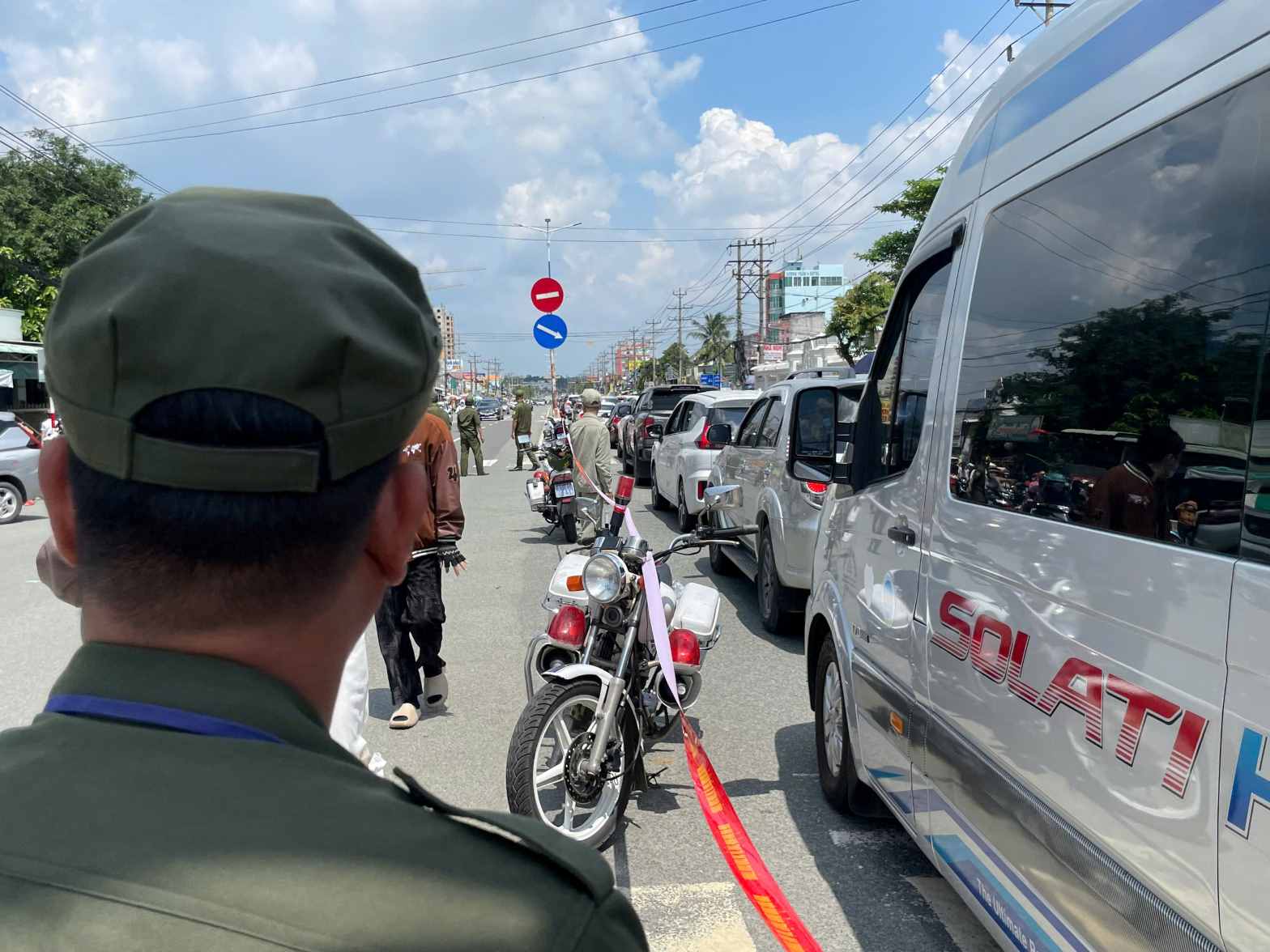 Luc luong chuc nang rat vat va dieu tiet giao thong tren Quoc lo 13, duong Le Chi Dan va cac tuyen giao cat voi 2 duong co cong vao KDL Dai Nam nay.Anh: Dinh Trong