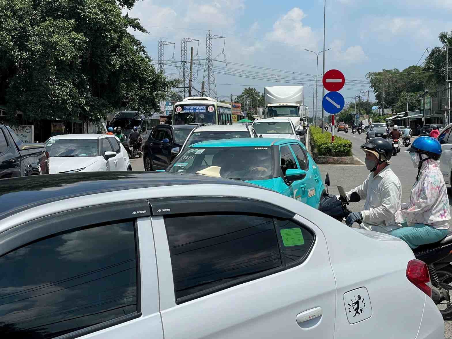 Tren duong DT 741, un tac tu doan giao nhau giua duong My Phuoc Tan Van ve toi nga tu So Sao. Anh: Dinh Trong