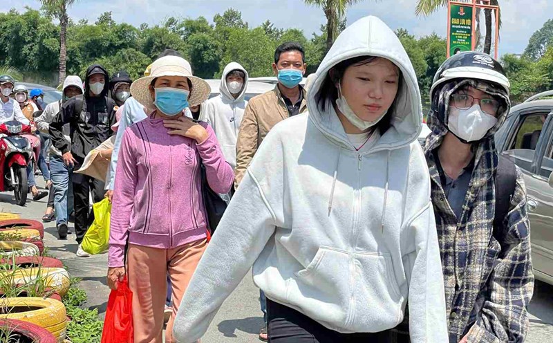 People flock to Dai Nam tourist area on September 29. Photo: Dinh Trong
