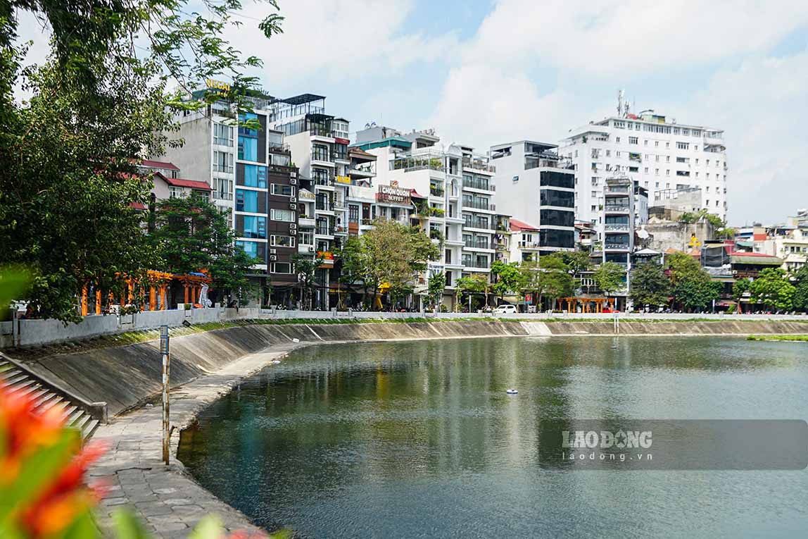 Du an cai tao ha tang ky thuat, chinh trang do thi de thuc hien de an to chuc khu pho kinh doanh dich vu - di bo khu vuc ho Ngoc Khanh va phu can tai pho Pham Huy Thong, phuong Ngoc Khanh (quan Ba Dinh) co gia tri tong muc dau tu gan 30 ti dong.