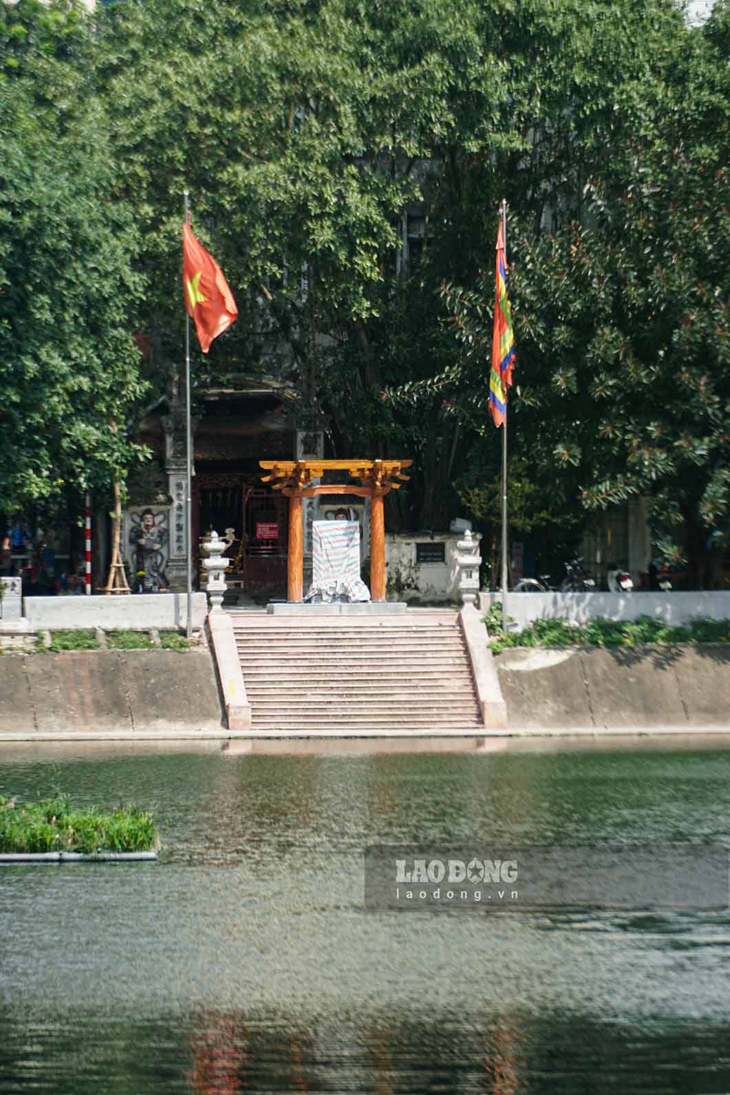 Dang chu y, ho Ngoc Khanh duoc cai tao kien truc do thi huong den nhung chi tiet goi nho ve Giang Vo truong xua. Khu vuc nay la noi tap luyen quan su cua trieu dai Ly, Tran. Qua ket qua khao co khi cai tao ho Ngoc Khanh nhung nam 80, da thu giu duoc nhieu hien vat vu khi co duoc luu giu, trung bay tai Bao tang Lich su Viet Nam.