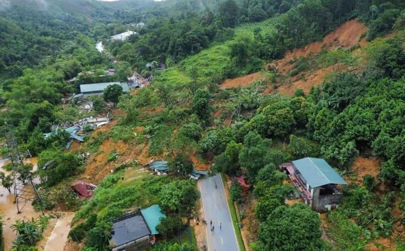 Sạt lở đất nghiêm trọng trên QL.2 (Hà Giang), 1 người bị vùi lấp và thiệt hại nhiều tài sản. Ảnh: Phạm Việt.