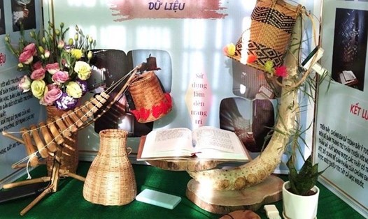 Một dự án dự thi khoa học kỹ thuật của Trường Phổ thông Dân tộc nội trú THCS - THPT huyện Đắk R’lấp (Đắk Nông), trong đó có các sản phẩm do người dân địa phương bán trên thị trường. Ảnh: Hải Đăng