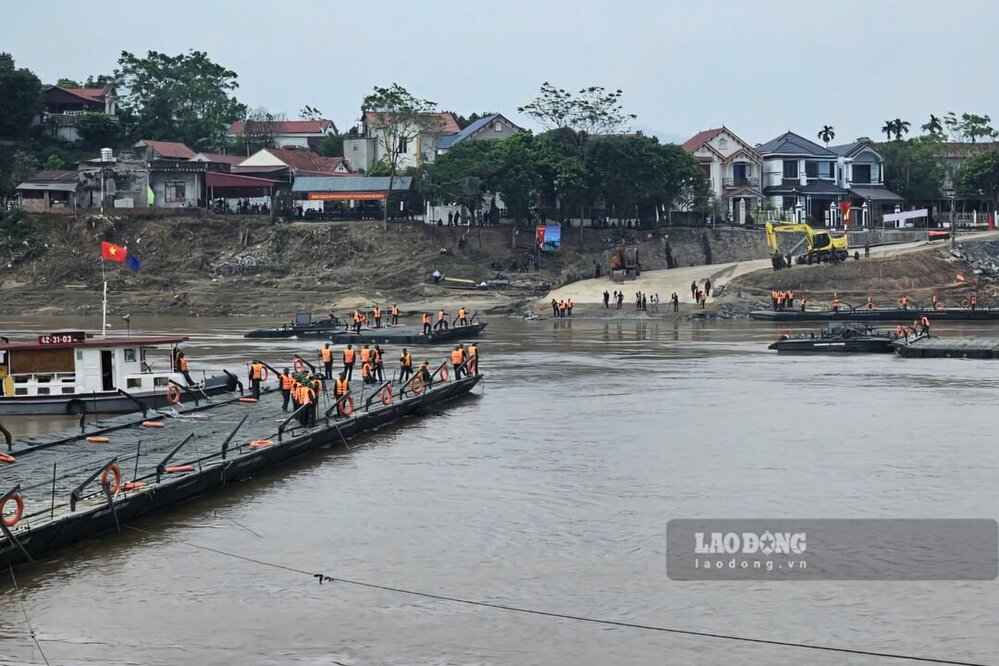 Chiec cau phao da chien cach vi tri xay ra su co sap cau Phong Chau khoang 400m ve phia ha luu song Hong, bo ta ngan thuoc xa Phung Nguyen, huyen Lam Thao, bo huu thuoc xa Huong Non, huyen Tam Nong. Anh: To Cong.