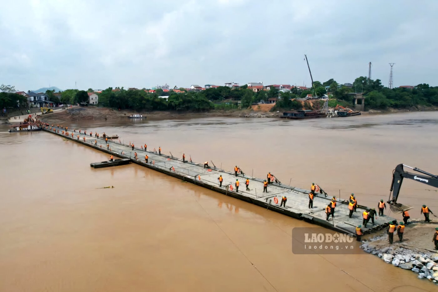 Khi cau van hanh, cac phuong tien xe tho so, xe may, xe gan may, xe moto 3 banh duoc phep luu thong 2 chieu, van toc khong qua 5km/h. Voi oto: Chi cho phep o to con, xe ban tai luu thong 1 chieu khi qua cau, thoi gian moi chieu luu thong 10 phut, khoang cach giua cac xe tren cau khong duoi 30m, van toc khong qua 10km/h.