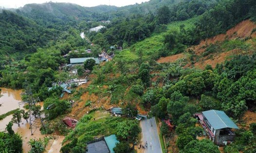 Sạt lở đất trên QL2 đoạn qua xã Việt Vinh. Ảnh: Người dân cung cấp