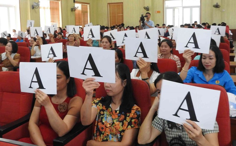 Workers in Hai Phong City participate in the Golden Bell contest to learn about traffic safety knowledge. Photo: Bang Tam