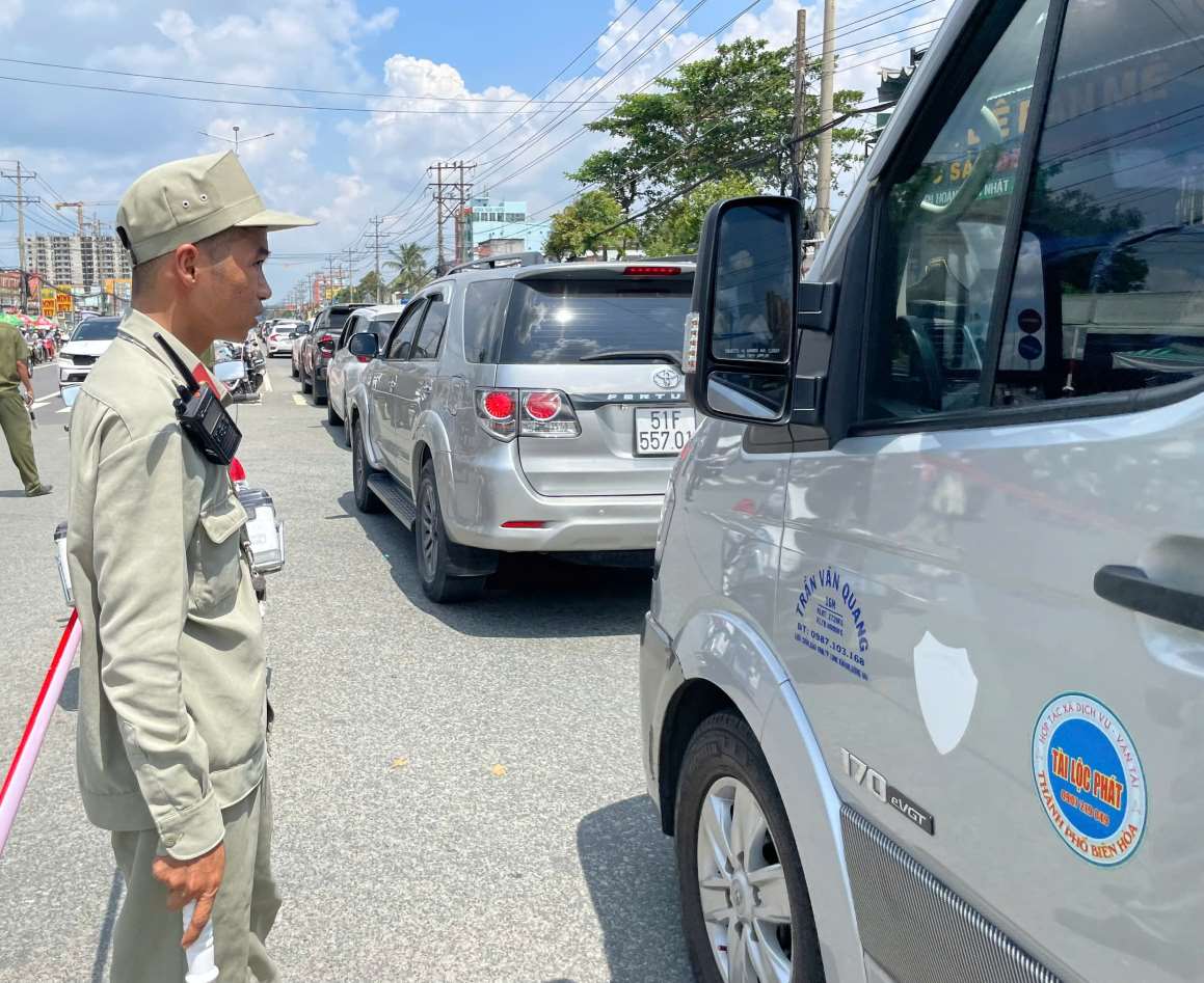 Ben ngoai Quoc lo 13 chieu tu Thu Dau Mot di Ben Cat bi un u keo dai.