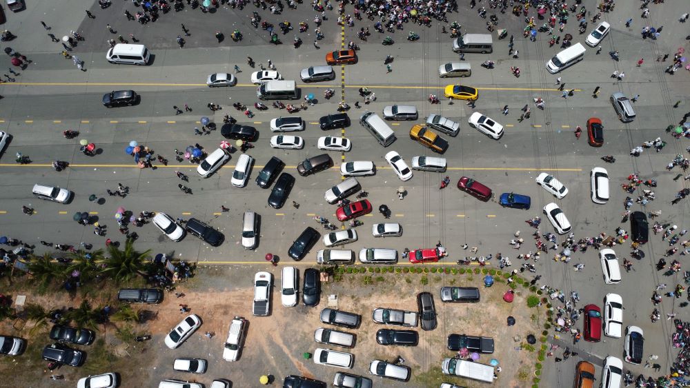Traffic jammed, scrambling to find parking space inside Dai Nam Tourist Area. Photo: Dinh Trong