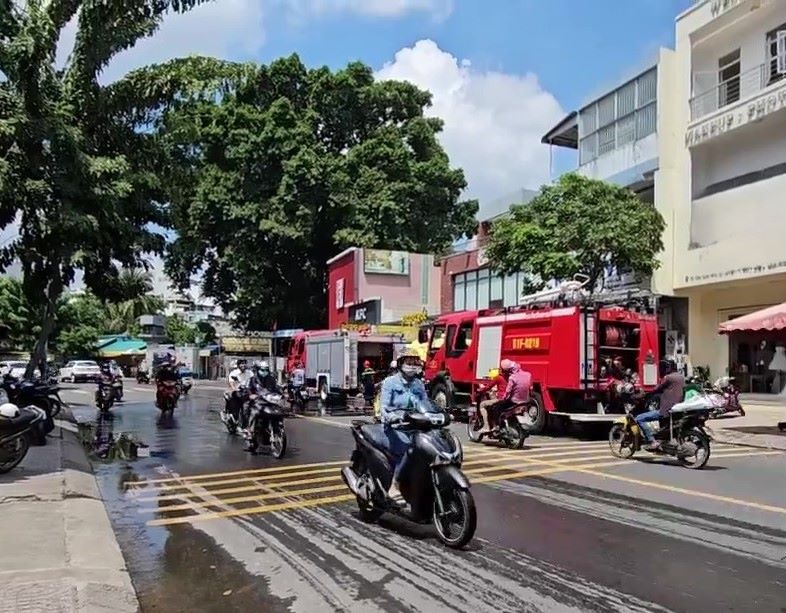 Hien truong vu chay nha dan o quan Tan Phu. Anh: Minh Tam