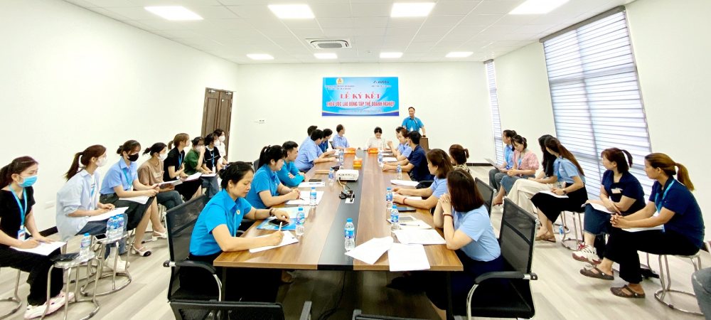 Công đoàn cơ sở tại Công đoàn các khu công nghiệp tỉnh Thái Nguyên tổ chức ký kết thỏa ước lao động tập thể. Ảnh: Công đoàn Thái Nguyên