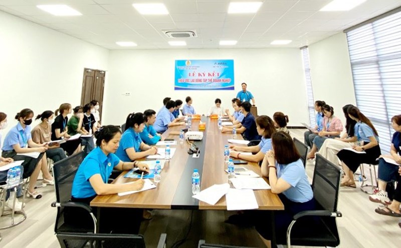 Grassroots trade unions at the Trade Union of Industrial Parks in Thai Nguyen province organized the signing of collective labor agreements. Photo: Thai Nguyen Trade Union