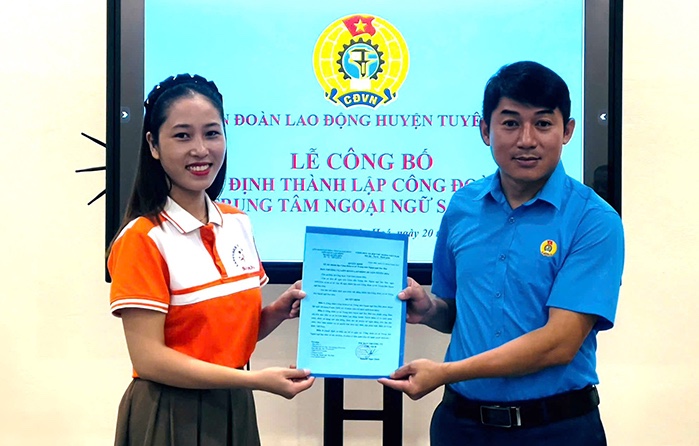 Đại diện LĐLĐ huyện Tuyên Hóa trao quyết định thành lập Công đoàn cơ sở Trung tâm Ngoại ngữ Sao Mai. Ảnh: H. Trung