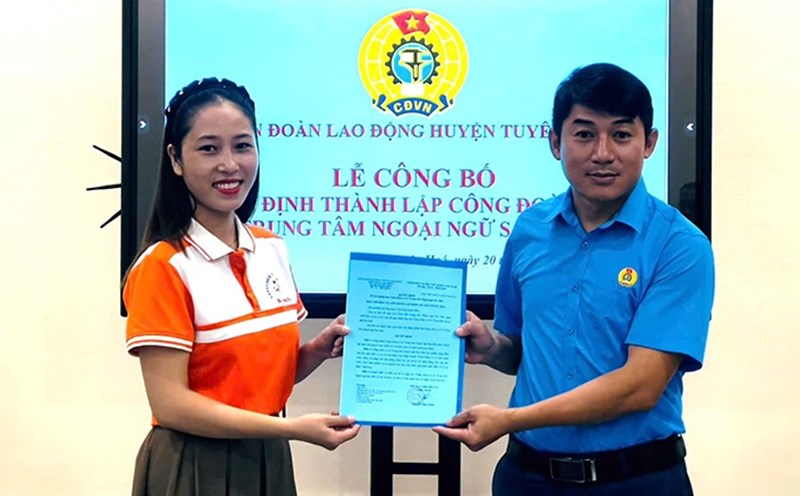 Representative of Tuyen Hoa District Labor Federation presented the decision to establish Sao Mai Foreign Language Center's grassroots union. Photo: H. Trung