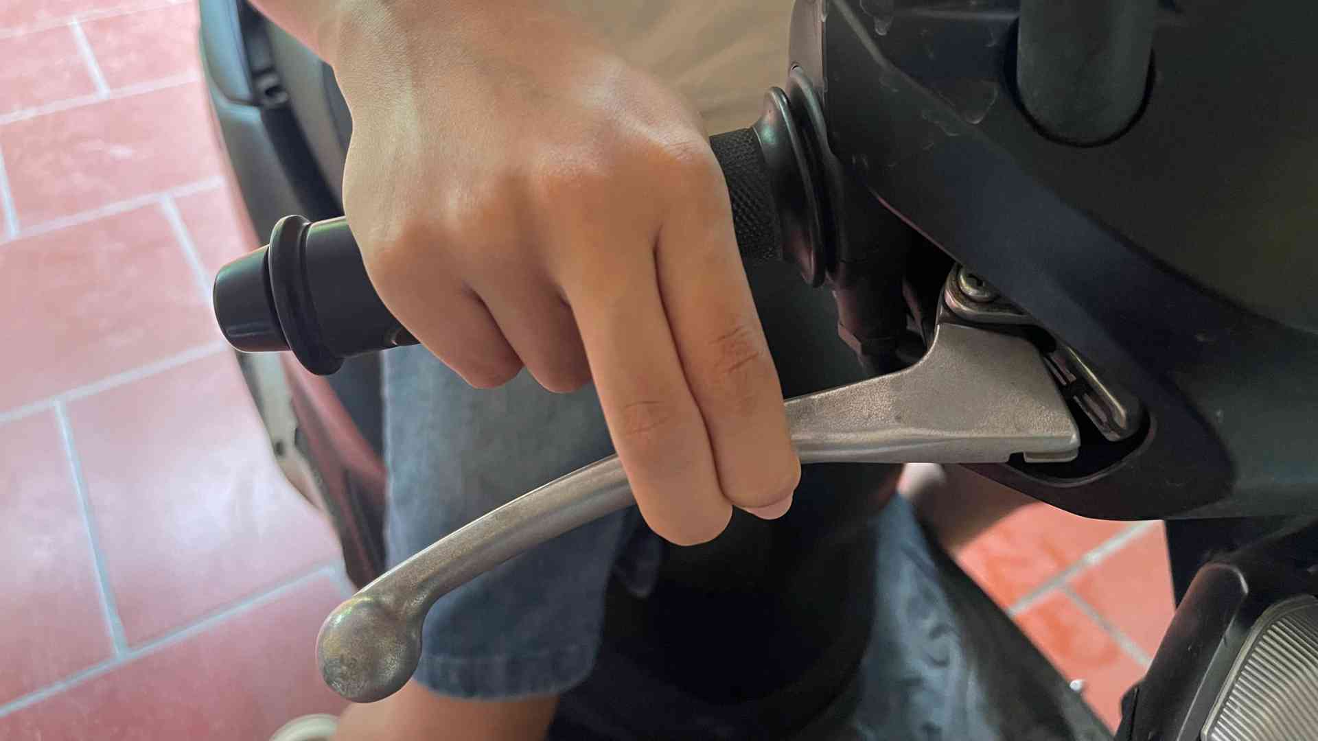 Tránh một vài sai lầm khi sử dụng phanh xe tay ga giúp đảm bảo an toàn cho người sử dụng. Ảnh: Ngọc Diệp. 