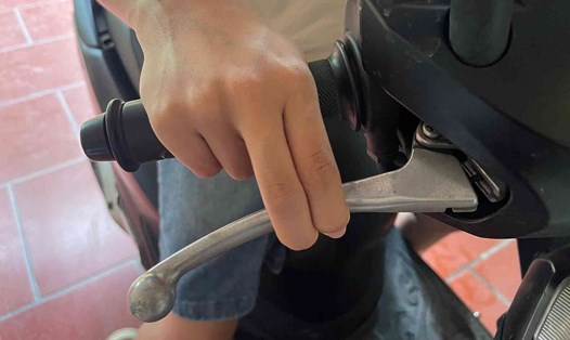 Tránh một vài sai lầm khi sử dụng phanh xe tay ga giúp đảm bảo an toàn cho người sử dụng. Ảnh: Ngọc Diệp.