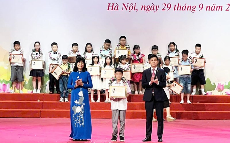 Mr. Ngo Duy Hieu, Vice President of the Vietnam General Confederation of Labor, commended students for their outstanding achievements. Photo: D.P