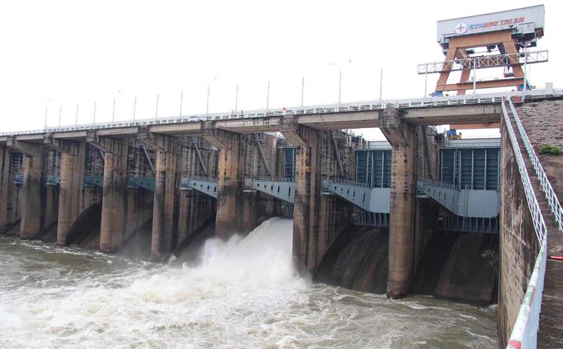 Hồ Thủy điện Trị An giảm xả lũ. Ảnh: HAC