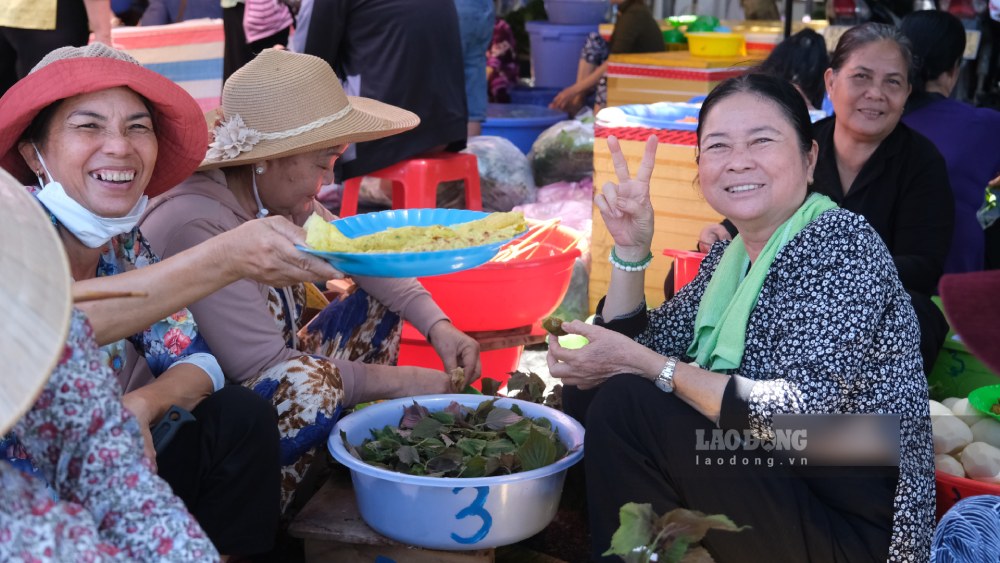 People help at the death anniversary of Nguyen Trung Truc.