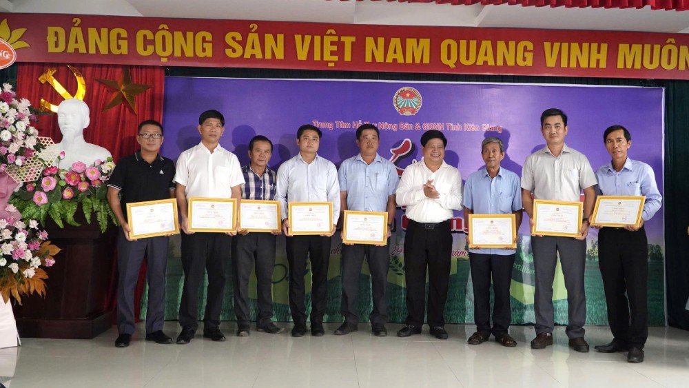 Head of Propaganda of Kien Giang Provincial Party Committee Tong Phuoc Truong awarded certificate of recognition to members of the Organic Rice Growing Club. Photo: Nguyen Anh