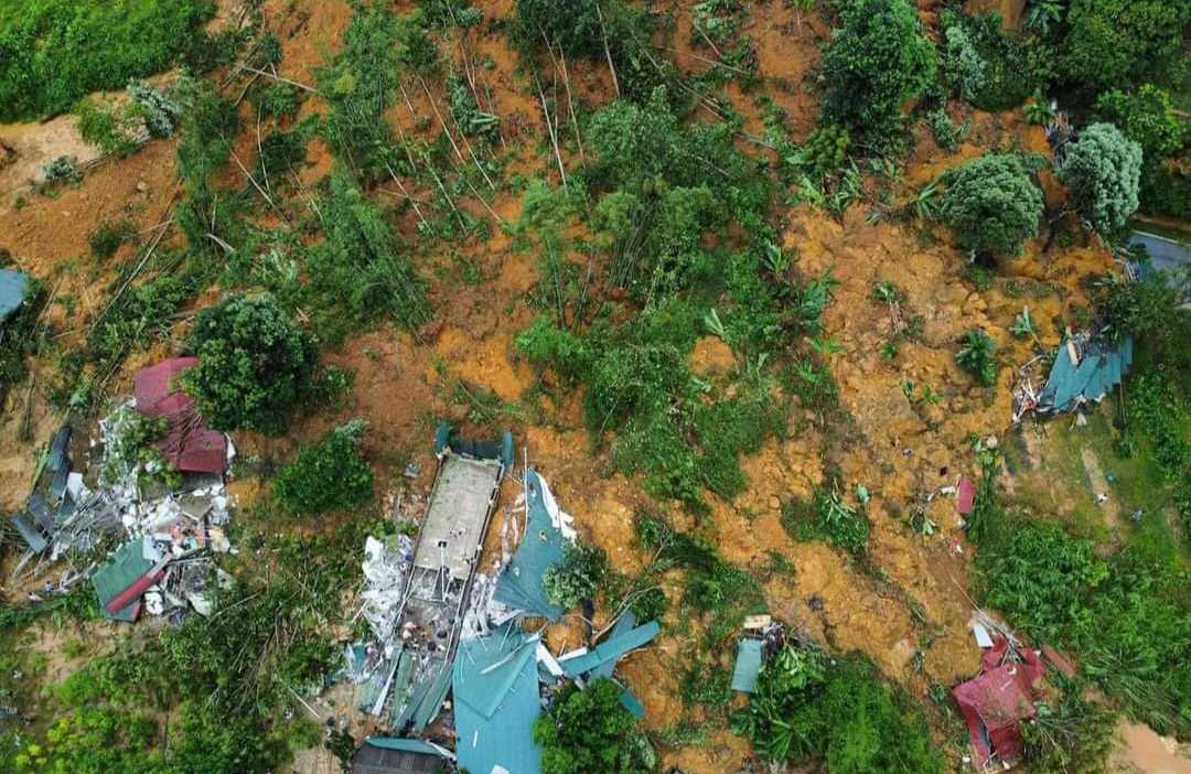 Vụ sạt lở vùi lấp nhiều người, phương tiện trên QL2. Ảnh: Người dân cung cấp