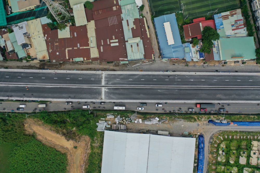 Cau Nam Ly dai 750 m, trong do phan cau dai 450m, rong 20m, duong dan rong tu 30 - 37m. 