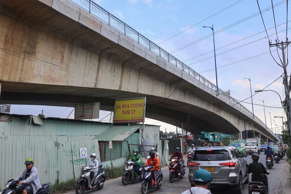 Du an xay dung cau Nam Ly duoc trien khai vao nam 2016 voi tong muc dau tu gan 732 ti dong, tuy nhien do vuong mat bang nen tu cuoi thang 3.2019, cong trinh phai dung khi dat 40% khoi luong. 