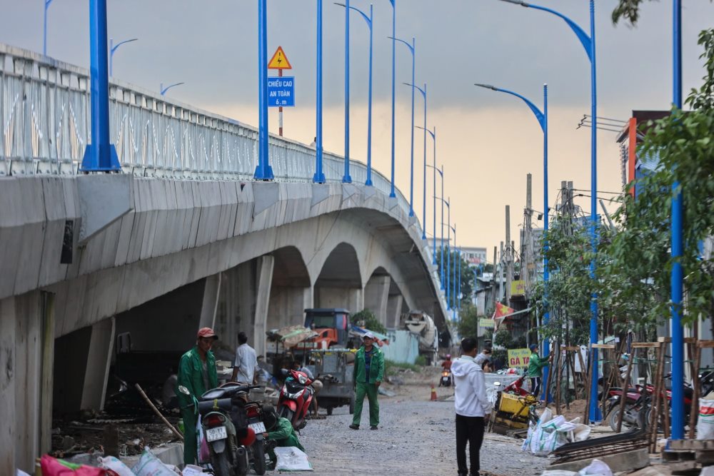 Chu dau tu cung cho biet them, sau khi thong xe se tiep tuc trien khai lam duong dan sinh hai ben tuyen va mot so hang muc con lai, de ket noi dong bo du an trong thang 12.2024.