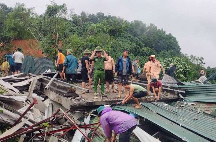 Sạt lở đất khiến nhiều nhà dân bị vùi lấp. Ảnh: Người dân cung cấp