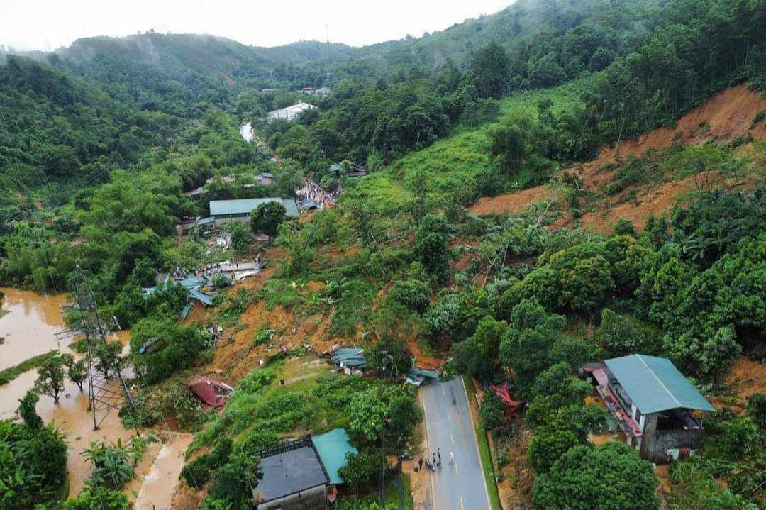 Vu sat lo khien nhieu phuong tien, nha dan tren QL2 bi vui lap. Anh: Nguoi dan cung cap