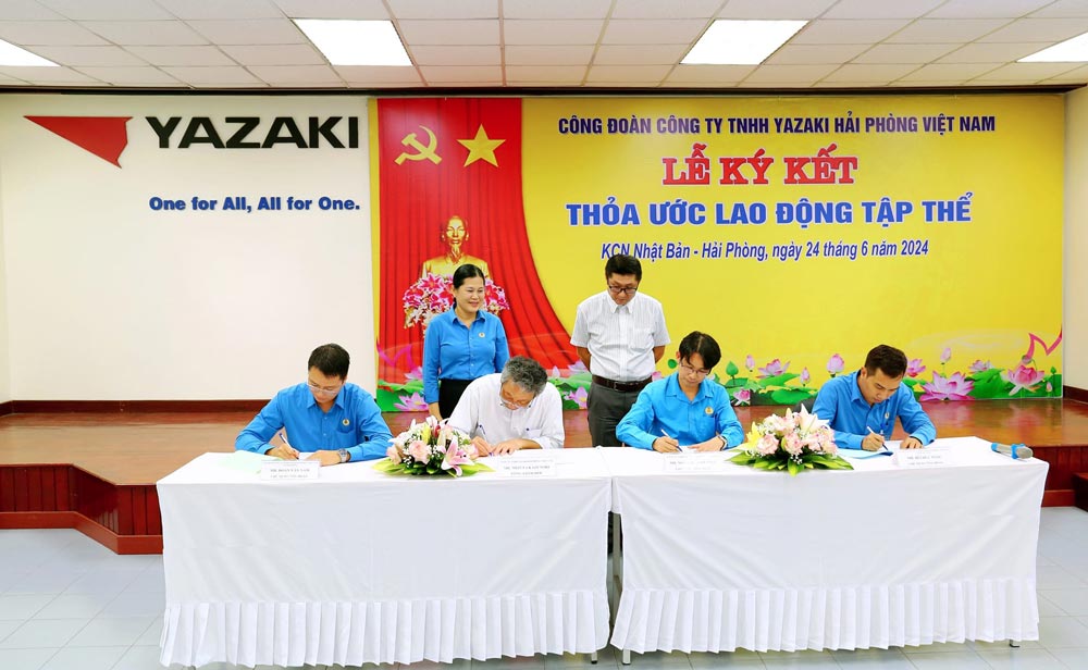 Yazaki Co., Ltd. signed a collective labor agreement. Photo: Tran Liem