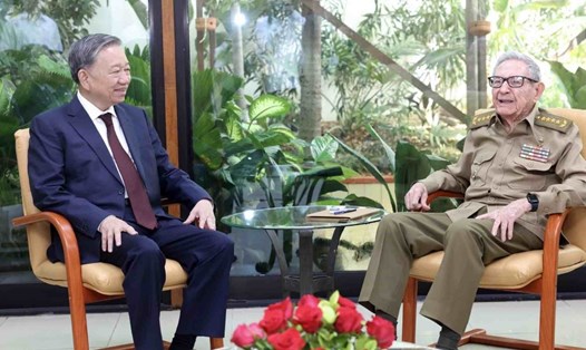 Tổng Bí thư, Chủ tịch nước Tô Lâm gặp Lãnh tụ Cách mạng Cuba, Đại tướng Raúl Castro Ruz. Ảnh: TTXVN