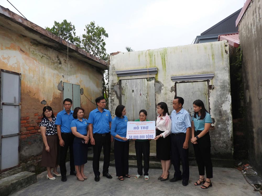 Chiều 26.9, LĐLĐ TP Hải Phòng trao kinh phí hỗ trợ sửa nhà cho chị Lê Thị Hằng - đoàn viên Công ty Hàng Kênh. Ảnh: Hoàng Khôi