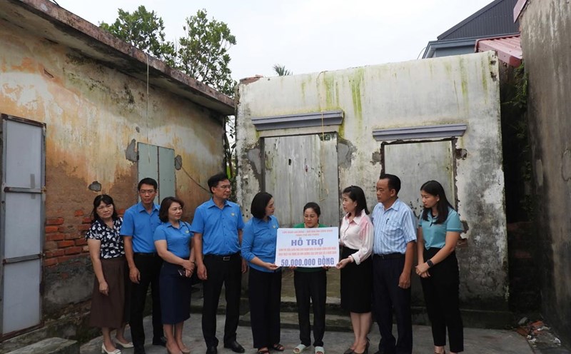 On the afternoon of September 26, the Hai Phong City Labor Federation presented funding to support house repairs for Ms. Le Thi Hang - a union member of Hang Kenh Company. Photo: Hoang Khoi