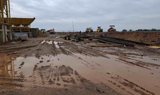 Công trường cao tốc đoạn Hàm Nghi - Vũng Áng do Công ty 471 thi công bị úng ngập cục bộ sau mưa bão. Ảnh: Trần Tuấn