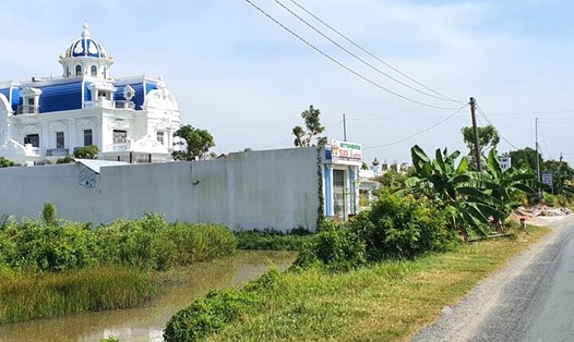 Căn biệt thự của ông Hồ An Tập được cho là "đẹp nhất Cà Mau" lúc mới xây dựng trên đất nuôi trồng thủy sản. Ảnh: Nhật Hồ