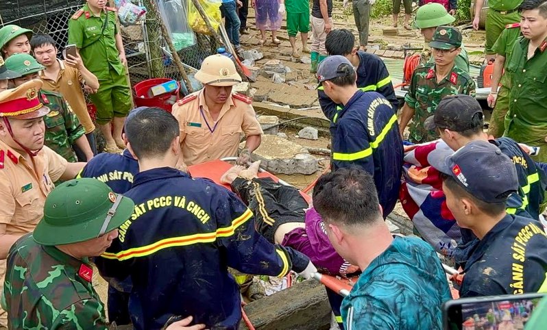 Hàng trăm người tham gia khắc phục, tìm kiếm người trong vụ sạt ở trên Quốc lộ 2 đoạn qua địa phận tỉnh Hà Giang. Ảnh: Công an tỉnh Hà Giang.