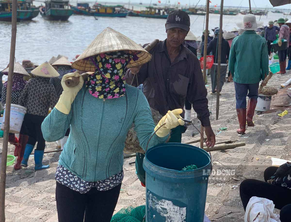 Nhieu nguoi phu nu cung tranh thu ganh tom, ca thue kiem thu nhap. Anh: Luong Ha