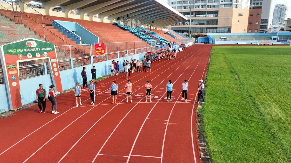The sports festival organized by the Khanh Hoa Transport Trade Union attracted many union members to compete in short distance running. Photo: Thanh Tuan