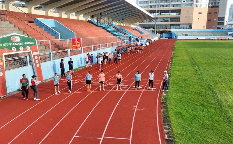 The sports festival organized by the Khanh Hoa Transport Trade Union attracted many union members to compete in short distance running. Photo: Thanh Tuan