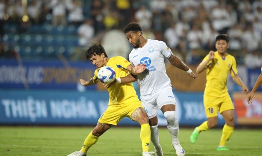 Nguyễn Xuân Son (áo trắng) chưa “nổ súng” trong mùa giải mới. Ảnh: Nam Định FC