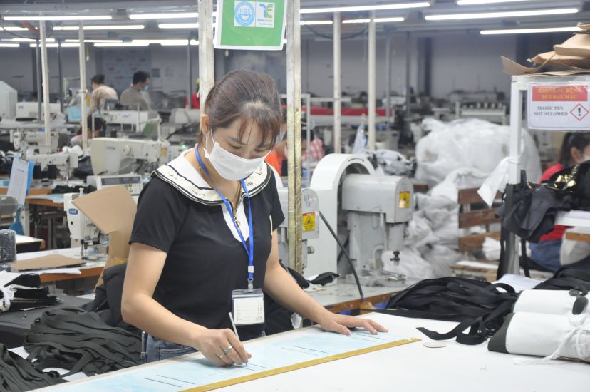 Công nhân Công ty Cổ phần Tổng Công ty May Bắc Giang BGG, chi nhánh Phi Mô trong thời giờ làm việc. Ảnh: Bảo Hân