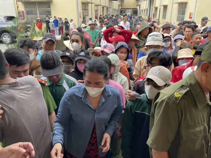 Công nhân Công ty Hoàng Sinh bị nợ lương kéo dài, đời sống gặp nhiều khó khăn. Ảnh: Đình Trọng