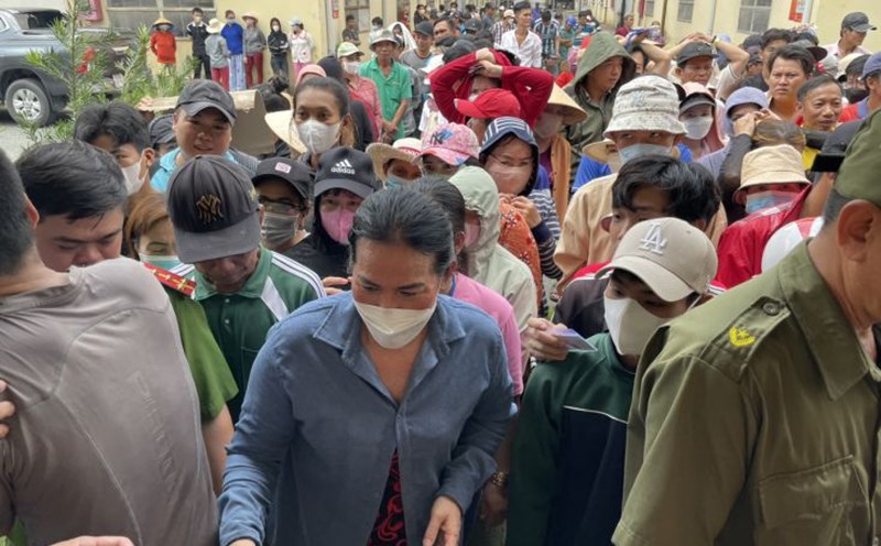 Workers at Hoang Sinh Company have been owed wages for a long time and their lives are facing many difficulties. Photo: Dinh Trong