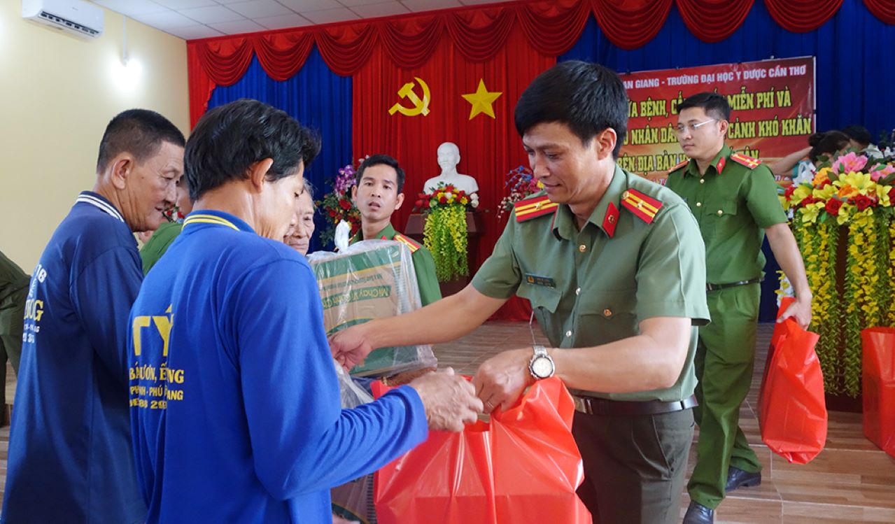 Trao tang tan tay qua cho nguoi dan tham gia kham benh. Anh: Vu Tien